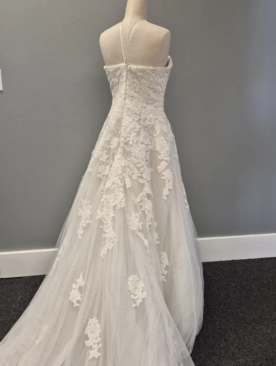 Pronovias Alcanar Lace & Tulle A-Line Wedding Dress - US 12 - Bustle Ready - Picture 4 of 16